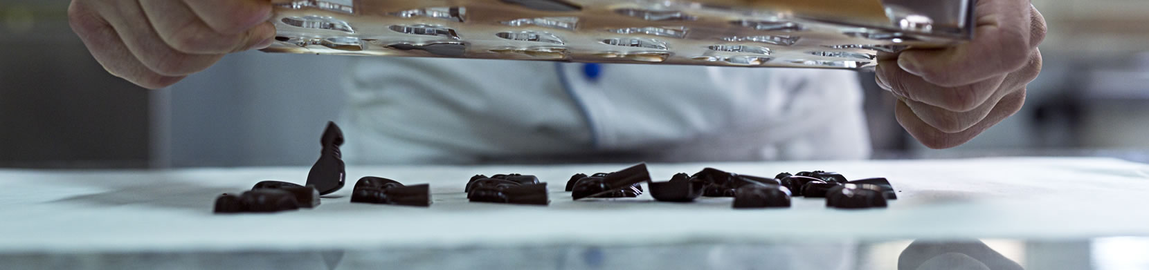 Fase della produzione artigianale dei cioccolatini Nero Vesuvio