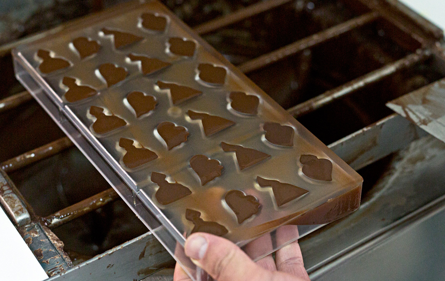 Colata del cioccolato negli stampi