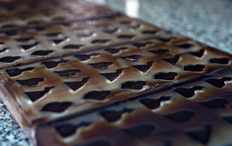 Cioccolatini nelle icone di Napoli in lavorazione